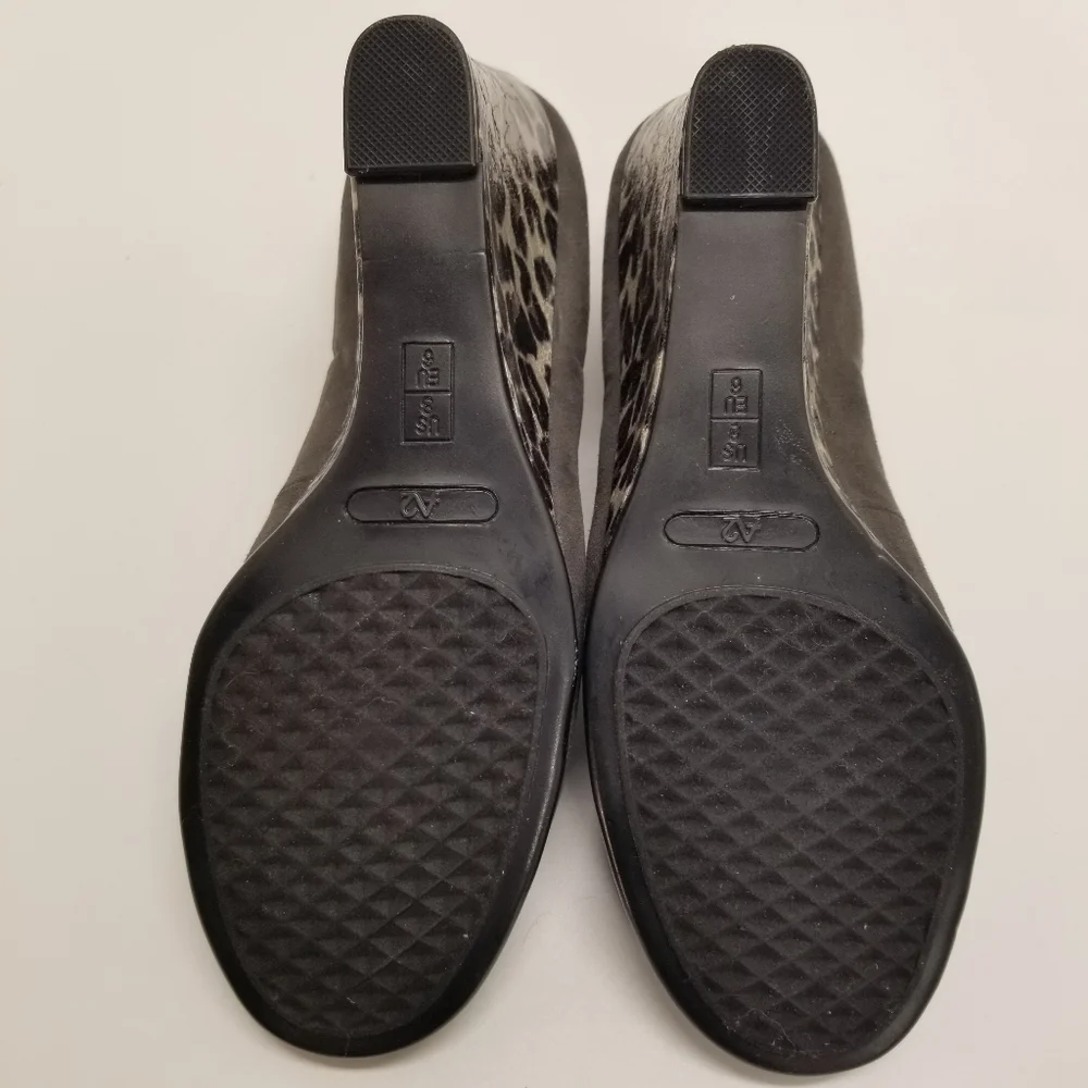 A2 Aerosoles Plumberry Womans Sz 8 Gray Fabric Wedge Loafer Slip On Animal Print